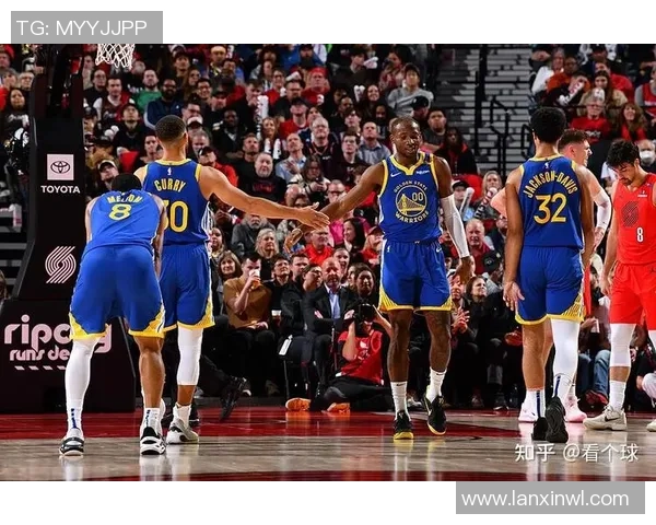 勇士与开拓者第四节精彩对决回顾及赛后分析